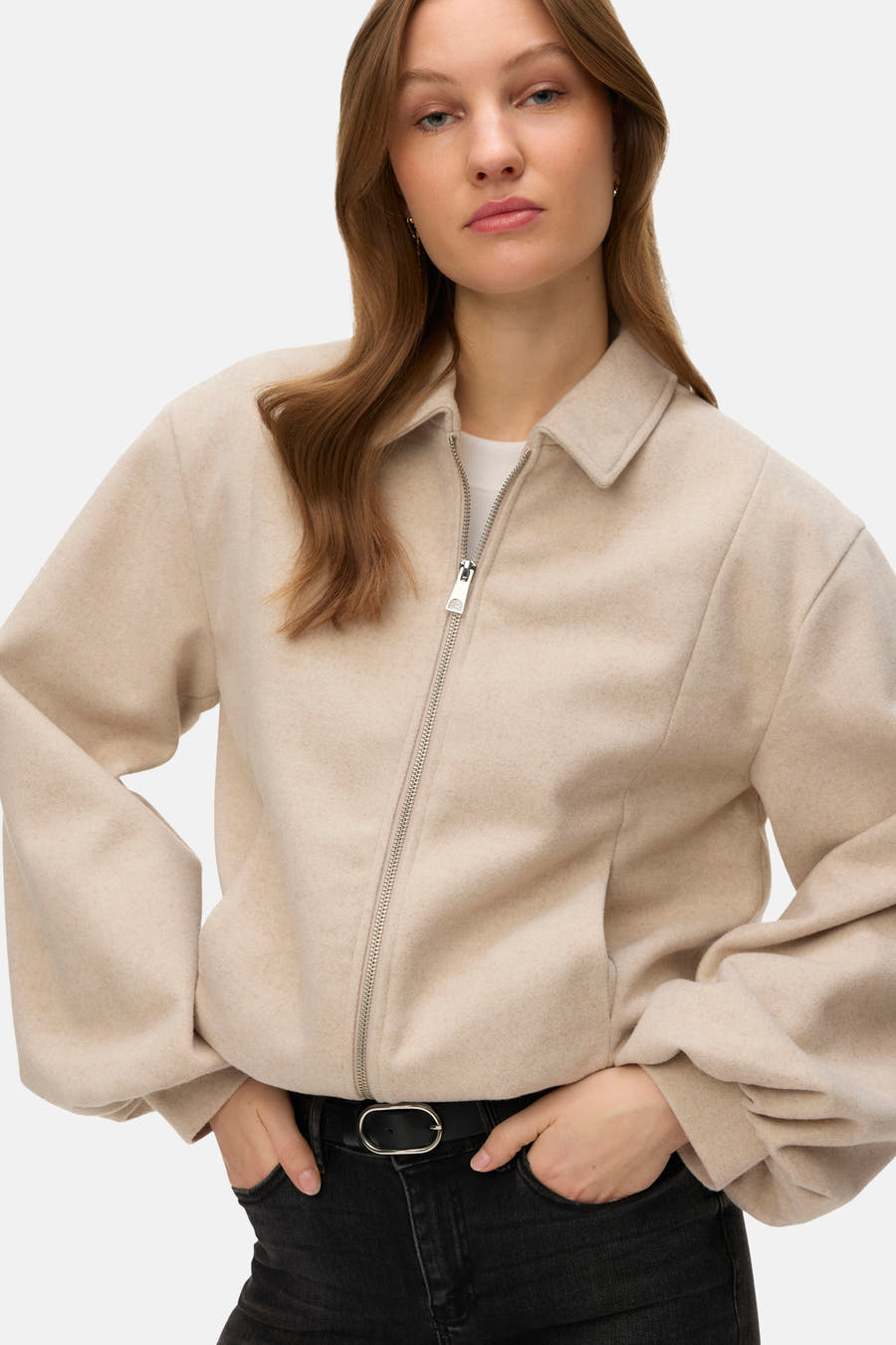 Blouson écru de VERO MODA®, avec des manches longues et une ceinture élastique, vu de dos.