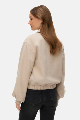 Ecru jas van VERO MODA®, met lange mouwen en een elastische tailleband, gezien vanaf de achterkant.
