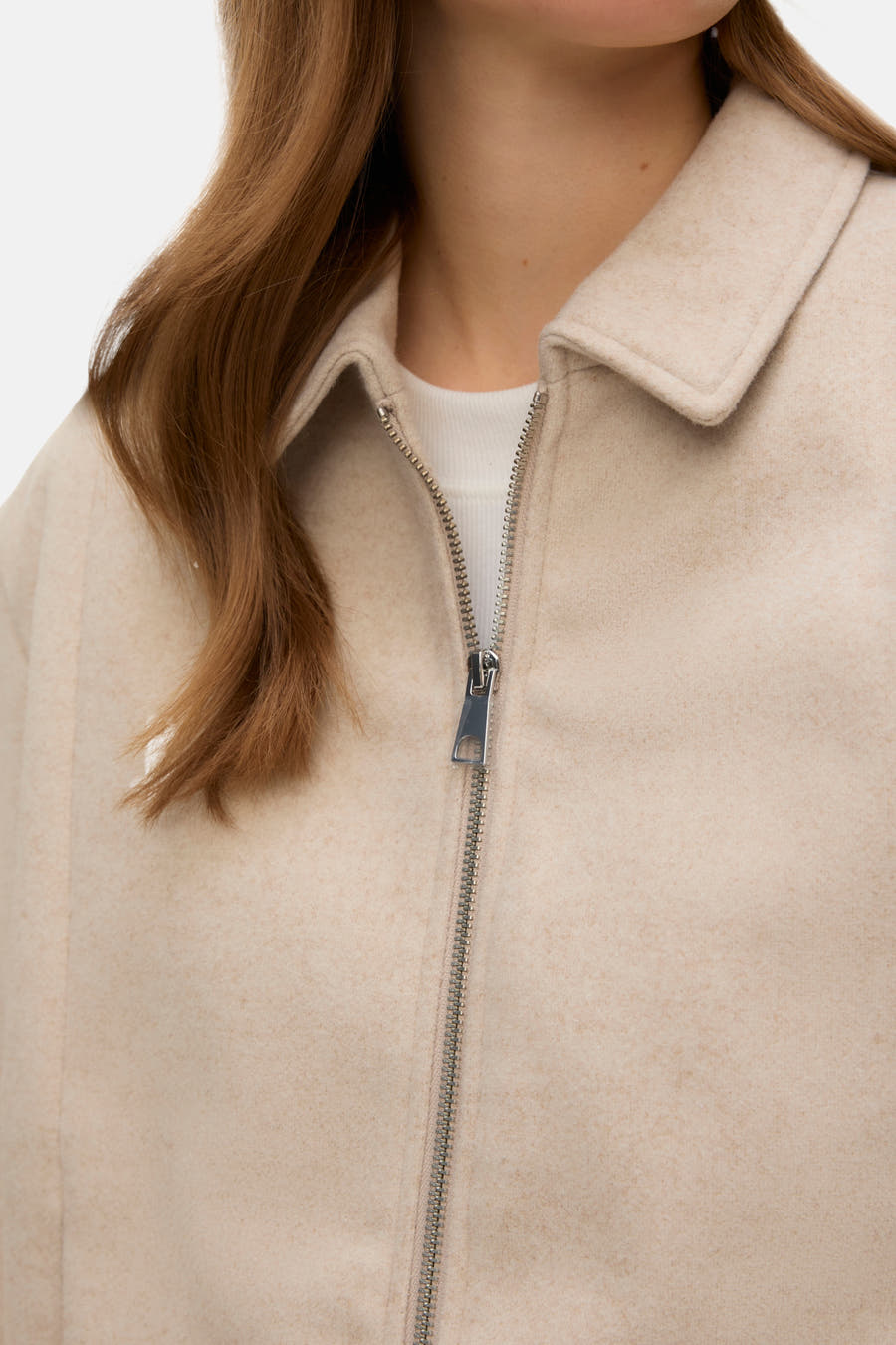 Blouson écru de VERO MODA, avec fermeture éclair argentée et col, cropped.