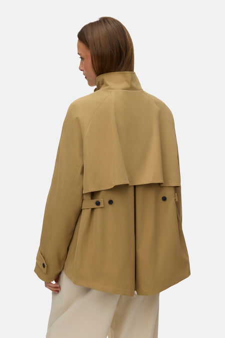 Manteau court beige de Vero Moda, vu de dos avec une coupe ample et un empiècement dans le dos.