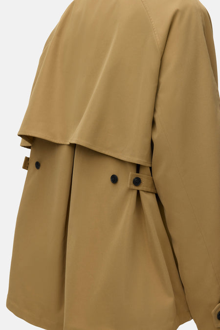 Manteau court beige de VERO MODA, vue de dos avec des détails tels que les boutons et le rabat de dos lâche.