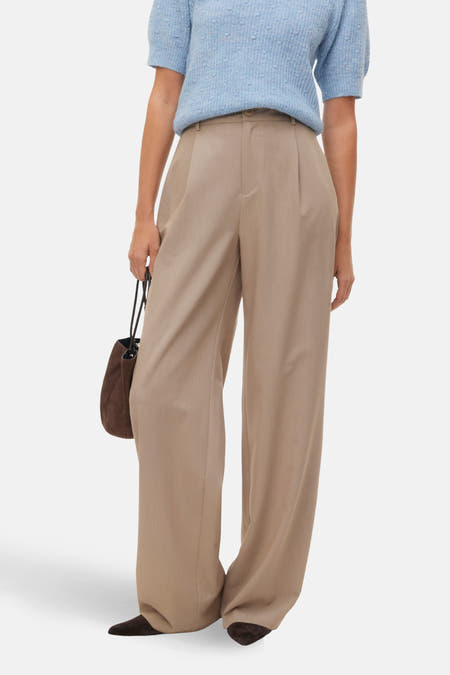 Pantalon beige de VERO MODA, avec des jambes larges et une ceinture élastique.