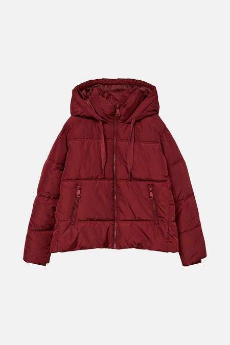 Manteau court de Bordeaux de VERO MODA, avec un capuchon, des manches longues et des poches à fermeture éclair.