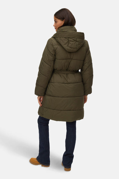 Groene lange jas van VERO MODA, met een capuchon en een ceintuur, gedragen met donkere jeans en bruine schoenen.