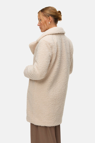 Manteau long beige de VERO MODA, avec texture teddy et col revers.