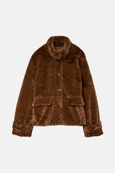 Manteau court brun de Vero Moda avec fermeture à boutons et poches brodées.