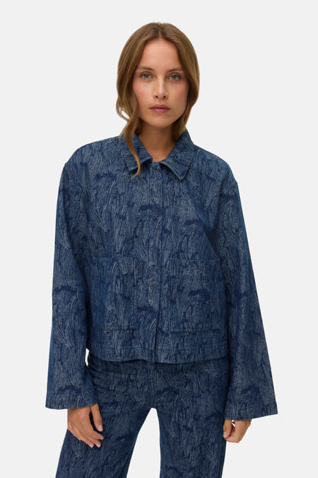 Manteau court bleu de VERO MODA, avec un motif de balayage unique et des manches longues.