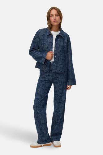 Blauwe korte jas van VERO MODA, met een uniek patroon, gecombineerd met bijpassende broek en witte schoenen.