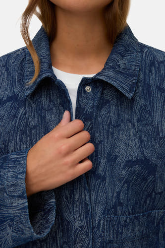 Manteau court bleu de VERO MODA avec motif et chemise blanche en dessous.