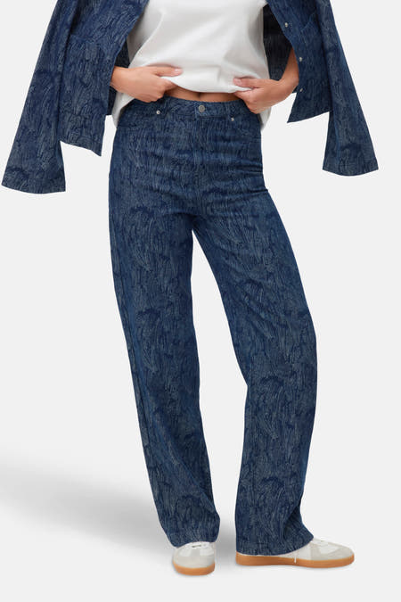 Jean large en denim bleu foncé de VERO MODA, avec un motif unique et des poches arrière.