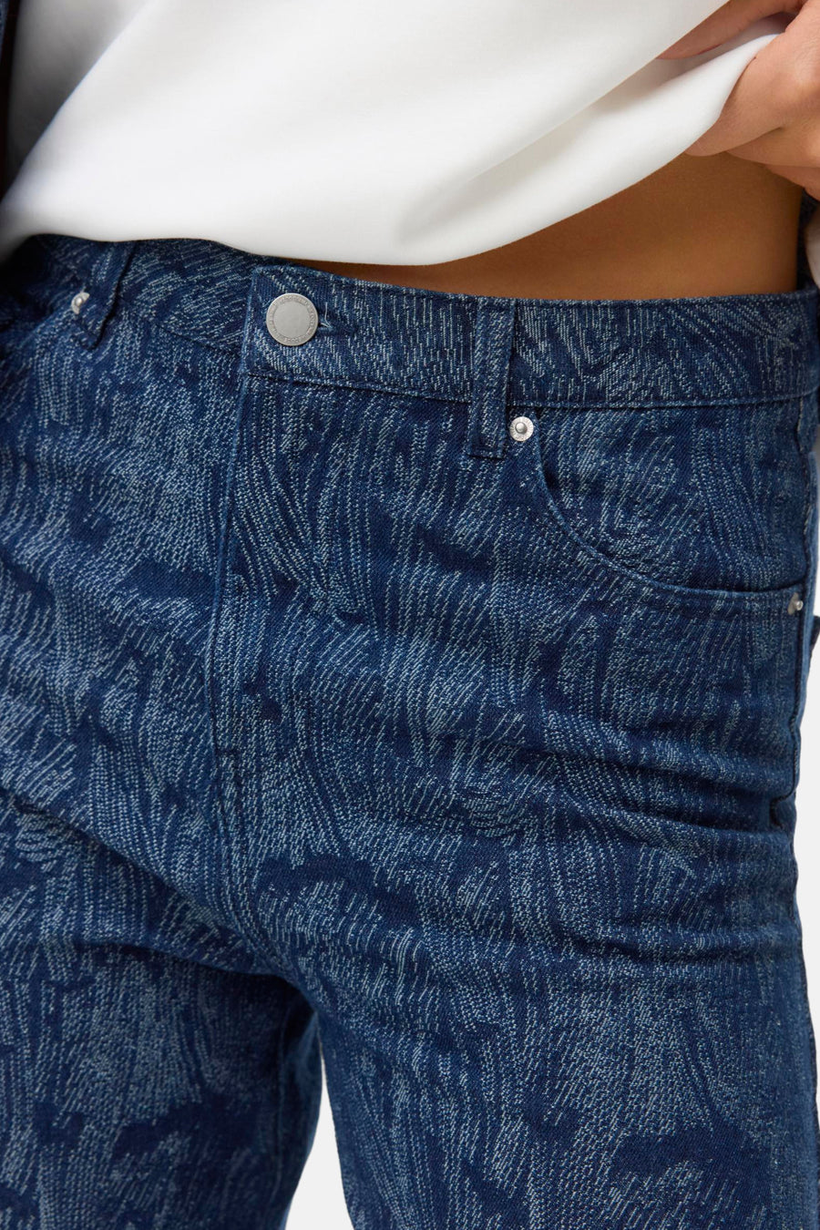 Jean décontracté en denim bleu marine de VERO MODA, avec un motif abstrait et des boutons argentés.