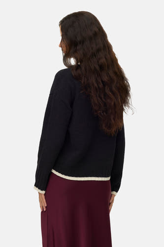 Zwarte trui met ronde hals van VERO MODA®, met lange mouwen en een roomkleurige afwerking.