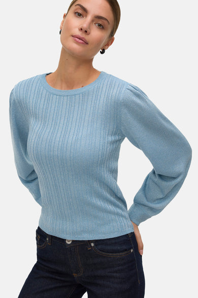 T-shirt bleu avec col rond de VERO MODA, à longues manches et un subtil motif côtelé, associé à des jeans foncés.