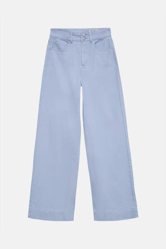 Jeans de couleur bleue de VERO MODA avec jambes larges et poches latérales.