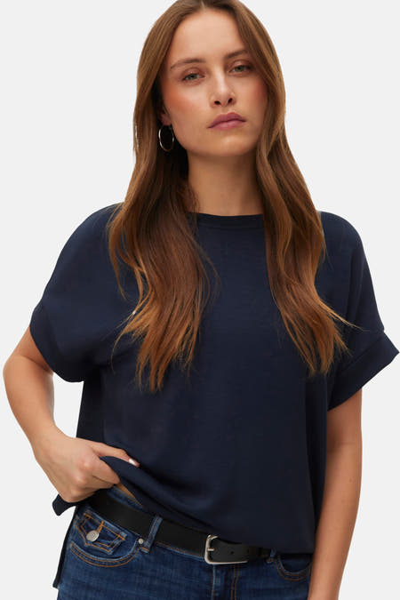 T-shirt bleu à manches courtes de VERO MODA, dos, porté avec des jeans.