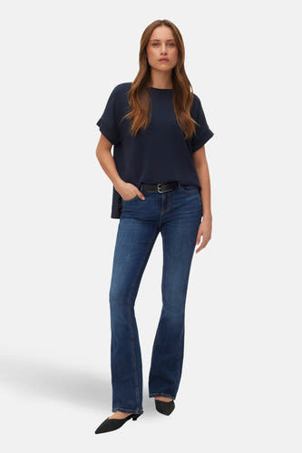 Blauw T-shirt met korte mouwen van VERO MODA®, gedragen met donkere jeans en zwarte schoenen.
