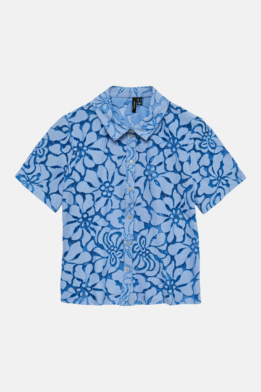 Chemise bleue à manches courtes de VERO MODA® avec un motif floral en dentelle et des boutons sur le devant.
