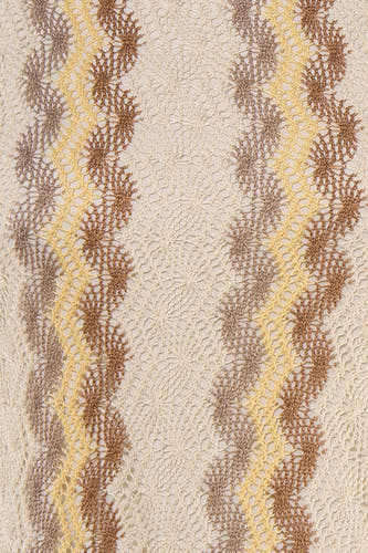Tapis au crochet multicolore de VERO MODA® avec des rayures ondulées en beige, marron et jaune-or.