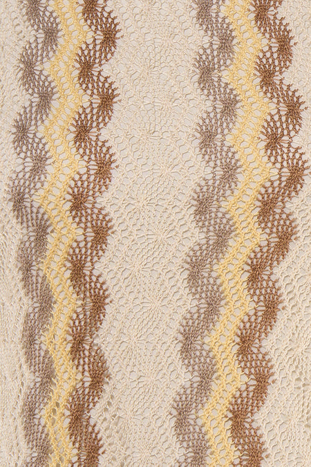 Tapis au crochet multicolore de VERO MODA® avec des rayures ondulées en beige, marron et jaune-or.