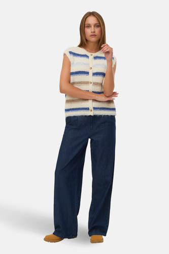 Multikleurig vest van VERO MODA, met horizontale strepen, gedragen met wijde, donkerblauwe jeans en bruine schoenen.