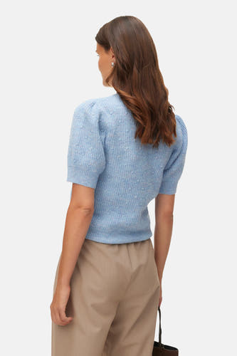 Blauwe trui met ronde hals van VERO MODA, met pofmouwen en een fijn gebreide textuur.
