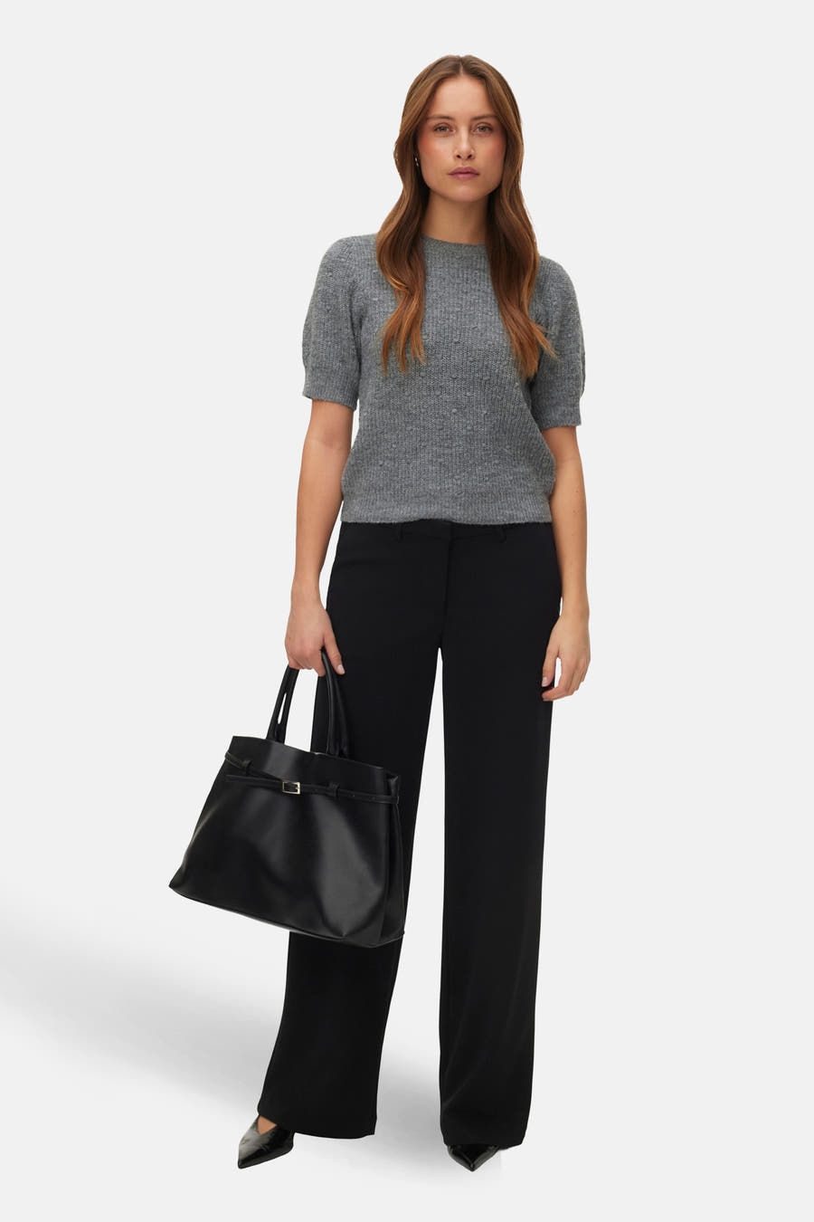 Grijze trui met ronde hals van VERO MODA, met korte mouwen en fijne gebreide textuur.