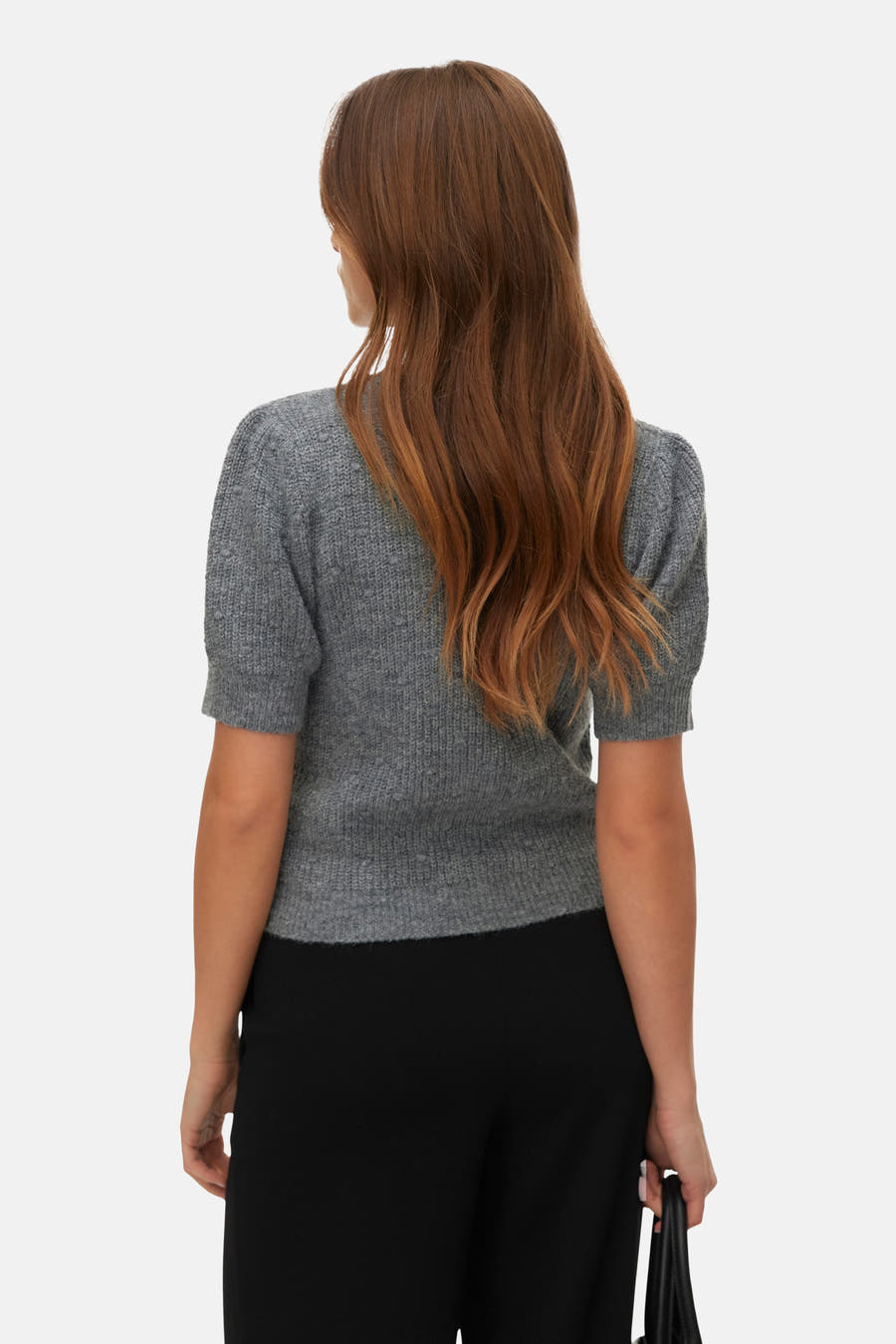 Grijze trui met ronde hals van VERO MODA®, getailleerd, met korte mouwen en gedragen met een zwarte broek.