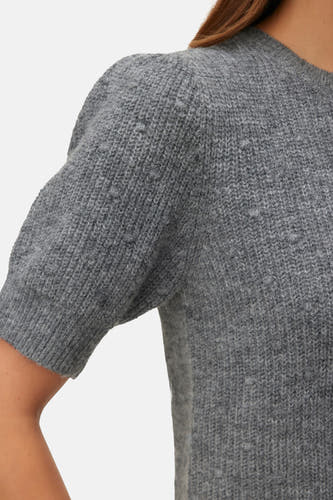 Sweat-shirt gris avec col rond de VERO MODA, gros plan sur la texture et la poitrine.