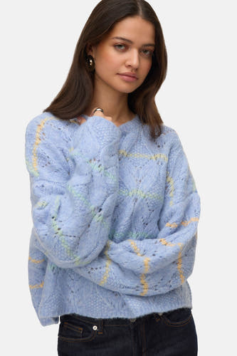 T-shirt bleu avec col rond de VERO MODA, avec un motif tricoté ouvert et des rayures jaunes, vu de dos.