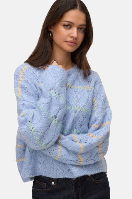 T-shirt bleu avec col rond de VERO MODA, avec un motif tricoté ouvert et des rayures jaunes, vu de dos.