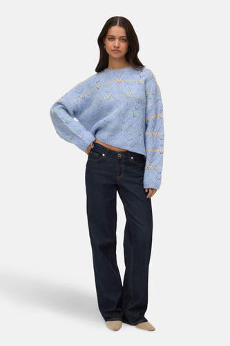 Blauwe trui met ronde hals van VERO MODA, met een patroon en lange mouwen, gedragen met een donkere jeans.
