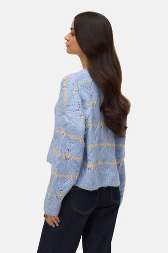 Blauwe trui met ronde hals van VERO MODA, met een open gebreid patroon en gele strepen, gezien van achteren.