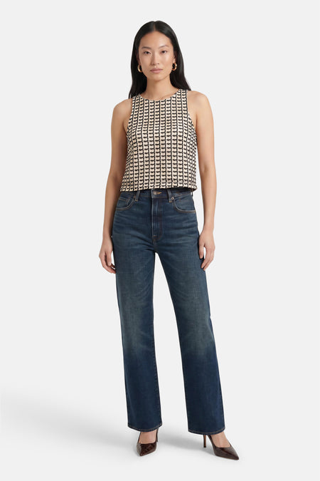 Multicolor mouwloze top met geometrisch patroon van VERO MODA®, gedragen met donkerblauwe jeans en bruine hakken, front view
