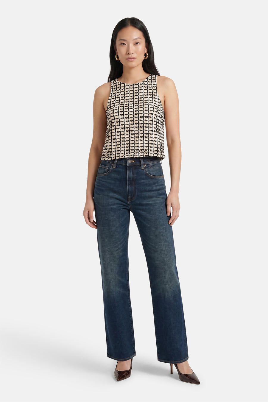 Multicolor mouwloze top met geometrisch patroon van VERO MODA®, gedragen met donkerblauwe jeans en bruine hakken, front view