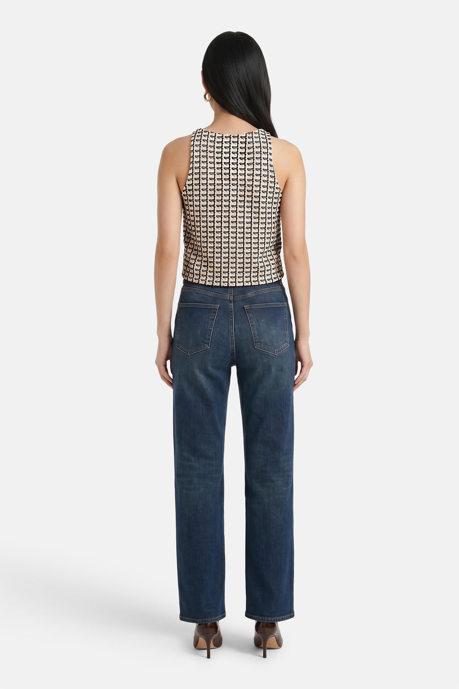 Multicolor mouwloze top met geometrisch patroon van VERO MODA®, achterkant weergegeven, gedragen met donkerblauwe jeans en hoge hakken