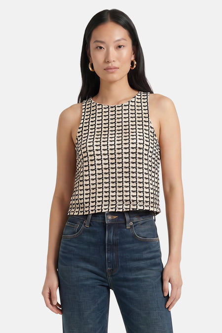 Multicolor mouwloze top met geometrisch patroon van VERO MODA®, gedragen met donkerblauwe jeans, front view