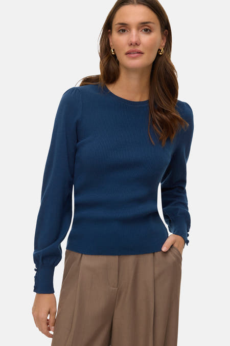 T-shirt bleu avec col rond de VERO MODA®, vue arrière, manches longues avec boutons, associé à un pantalon marron.