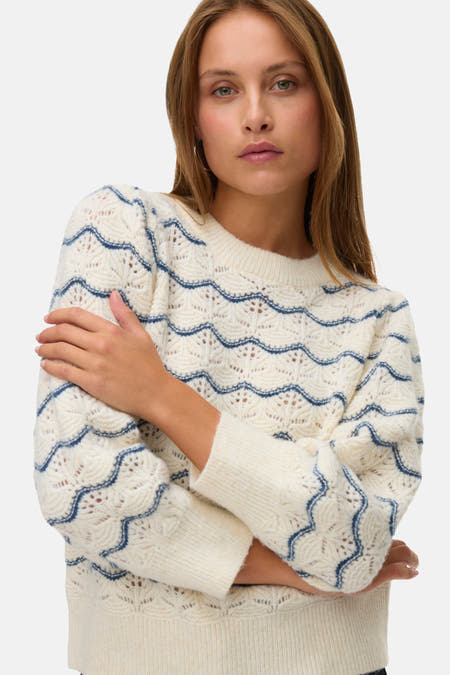 T-shirt à col rond bleu de VERO MODA, avec un motif ondulé et des manches longues, vu par derrière.