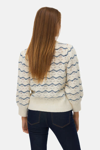 Blauwe ronde hals trui van VERO MODA, met golvend motief en lange mouwen, gezien van achteren.
