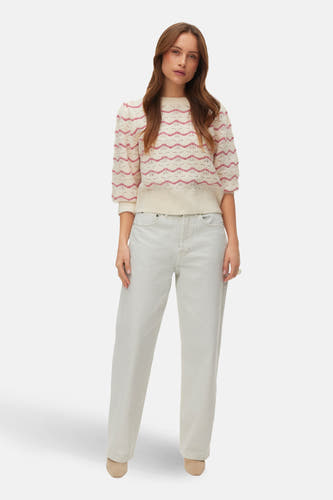 Rode trui met ronde hals van VERO MODA, met een golvend zigzagpatroon en driekwart mouwen, gecombineerd met een lichte jeans.

