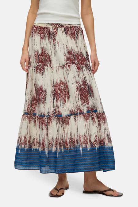 Jupe longue multicolore de VERO MODA® avec motif ethnique, volants et rayures bleues, vue de dos.