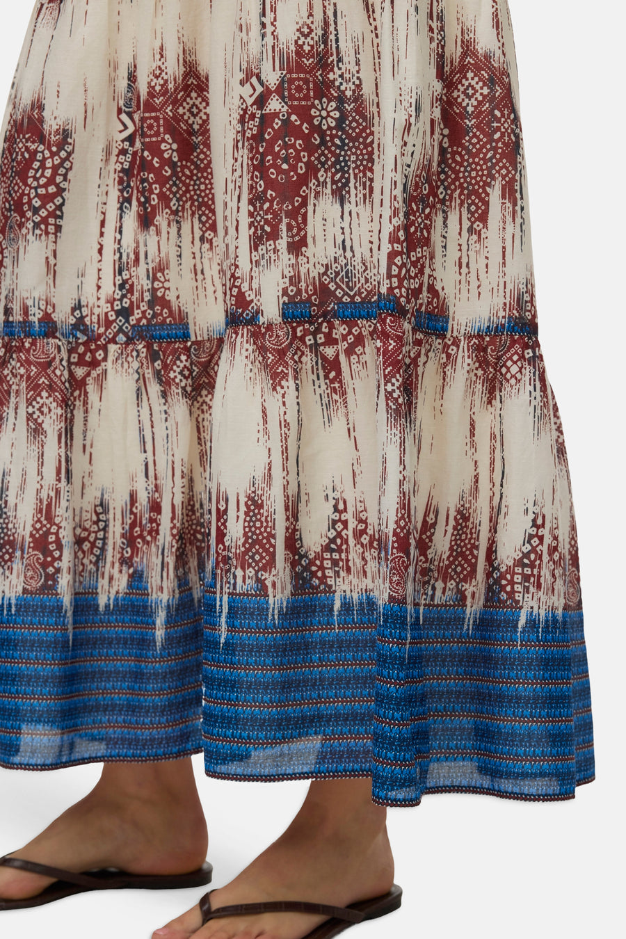 Jupe longue et superposée multicolore de VERO MODA® avec motif abstrait de taches, de points et de rayures en crème, brun-rouge et bleu.