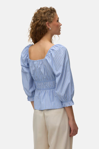 Chemisier rayé bleu de VERO MODA® avec encolure carrée, taille smockée et manches bouffantes 3/4, vue arrière.