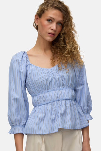 Chemisier rayé bleu de VERO MODA avec encolure carrée, taille smockée et manches bouffantes trois-quarts.