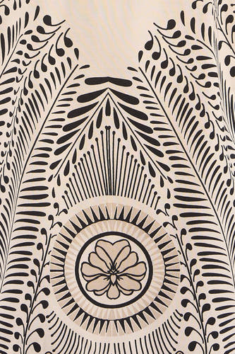 Multicolor mouwloze blouse van VERO MODA® met zwart-wit botanisch patroon en centrale bloemmotief, close-up detail