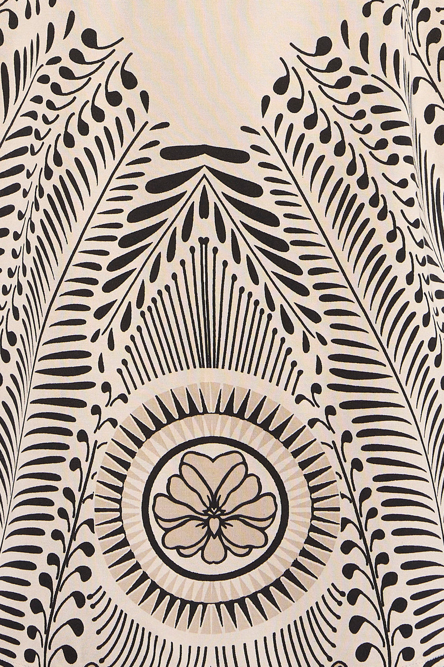 Multicolor mouwloze blouse van VERO MODA® met zwart-wit botanisch patroon en centrale bloemmotief, close-up detail