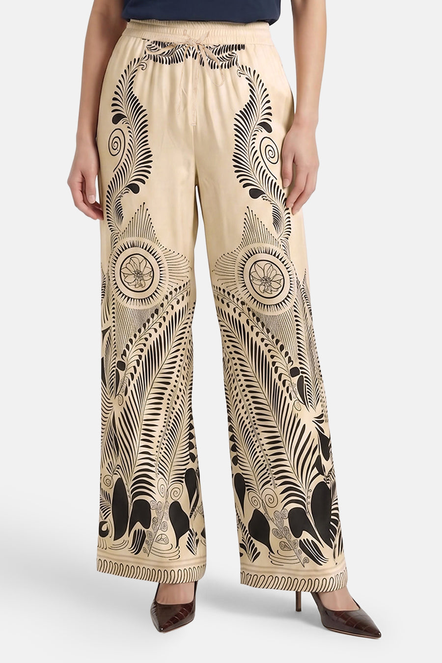 Multicolor wijde broek van VERO MODA® met zwart-wit bladpatroon, elastische taille en trekkoord, front view