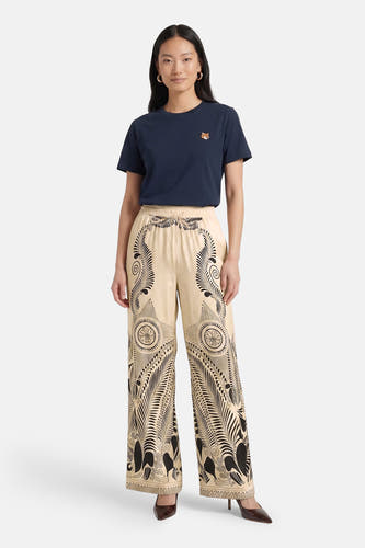 Multicolor wijde broek van VERO MODA® met zwart-wit tropisch patroon, elastische taille en model in front view