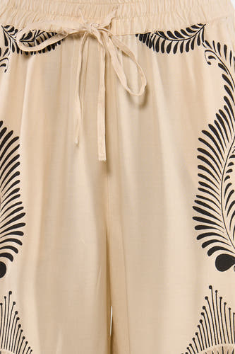 Crèmekleurige broek met zwart bladpatroon van VERO MODA®, elastische taille met strik, lichte stof, close-up vooraanzicht