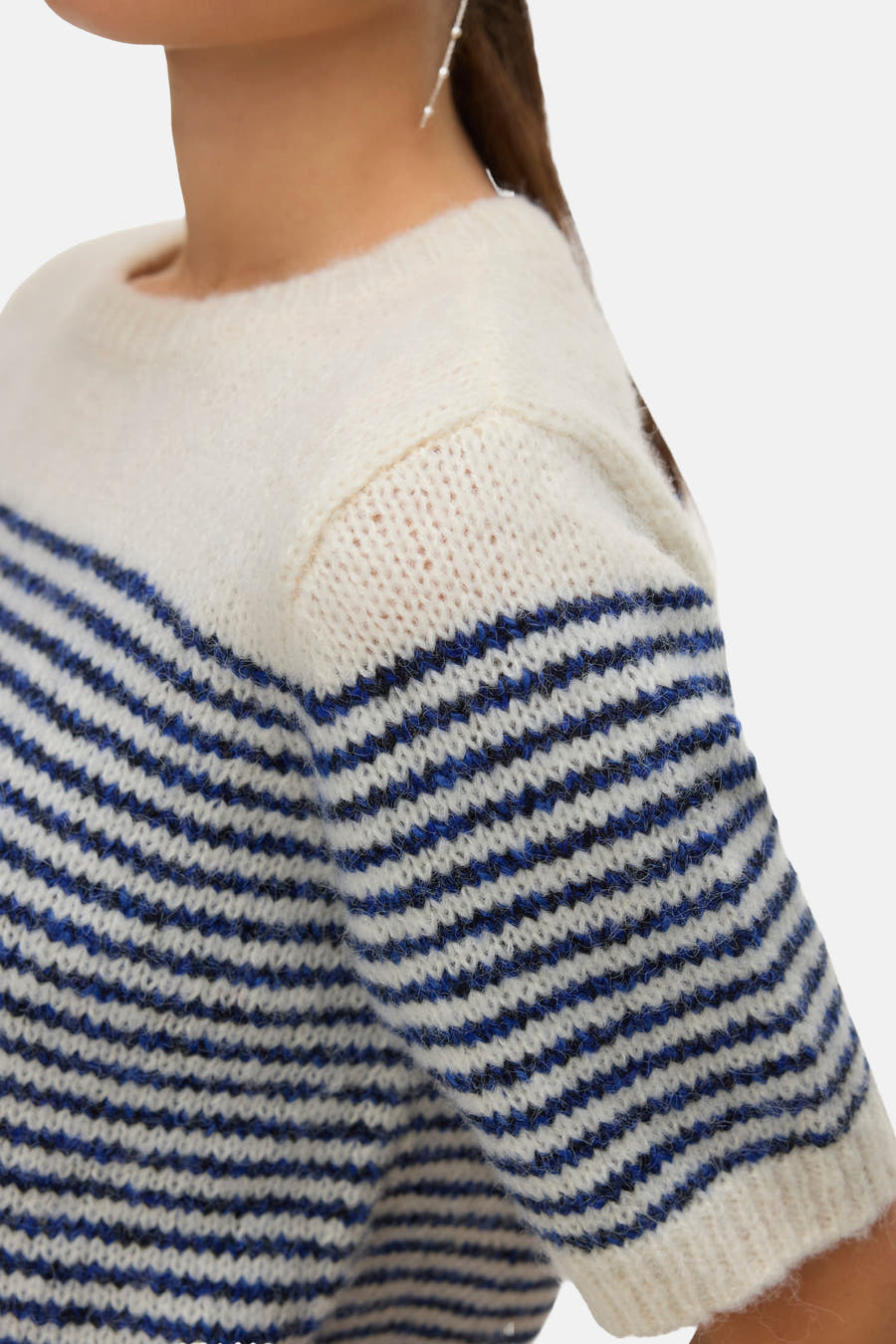 T-shirt bleu avec col rond de VERO MODA, rayé de bandes blanches et bleues.